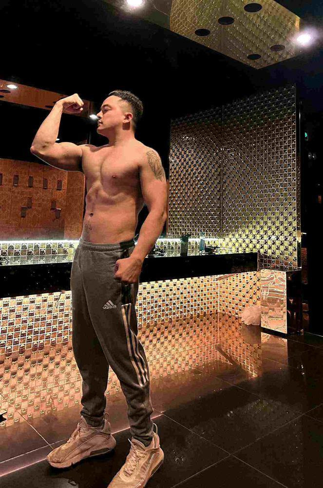 Cao Thái Sơn ở ngưỡng U40: Thích mặc áo mỏng khoe body - Hình 7 Cao Thai Son o nguong U40: Thich mac ao mong khoe body-Hinh-7