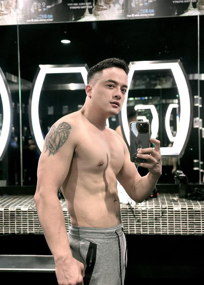 Cao Thái Sơn ở ngưỡng U40: Thích mặc áo mỏng khoe body - Hình 6 Cao Thai Son o nguong U40: Thich mac ao mong khoe body-Hinh-6