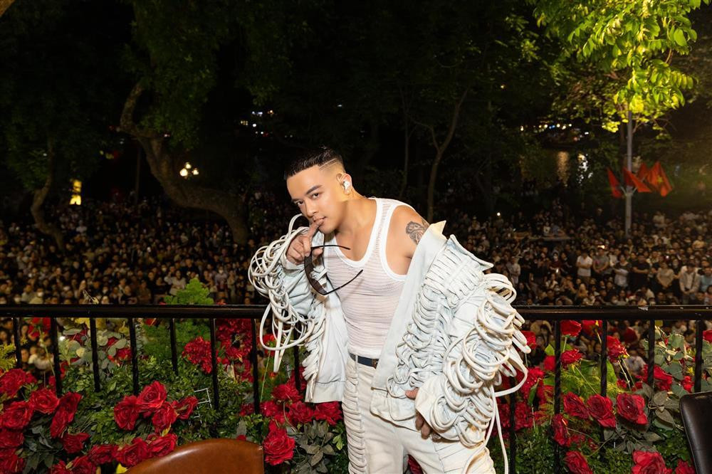 Cao Thái Sơn ở ngưỡng U40: Thích mặc áo mỏng khoe body - Hình 3 Cao Thai Son o nguong U40: Thich mac ao mong khoe body-Hinh-3