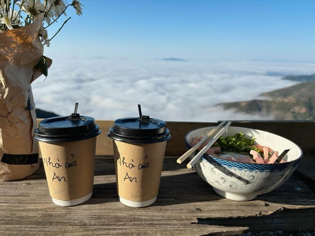 Trào lưu ăn sáng, uống cafe ở "view triệu đô" đang thu hút giới trẻ ưa khám phá. Ảnh: Le Thi. Một doanh nghiệp lữ hành tại Hà Nội cho biết các thành phố biển như Đà Nẵng, Hội An, Nha Trang, Phan Thiết... cũng được du khách ưa chuộng trong kì nghỉ này, đặc biệt là các khách sạn, resort nằm sát biển. Theo thống kê, công suất phòng tại Đà Nẵng dự kiến ở mức mức 40-60% (các khách sạn ven biển tỷ lệ cao hơn) và ở Hội An từ 85-90%. Đối với Nha Trang, các khách sạn 5 sao quốc tế đã đạt công suất 90%, khách sạn 5 sao Việt Nam khoảng 30%. Cùng với đó, công suất phòng tại Phan Thiết đạt 45-60%. Trong phân khúc khách sạn 5 sao ở Phú Quốc, công suất phòng trung bình trên 80%, lượng khách đông khiến khách sạn 3-4 sao gần như hết phòng. Tuy nhiên khách Việt chỉ chiếm 20% tổng số khách đặt phòng ở Phú Quốc giai đoạn này. Tour du lịch trượt tuyết "hút" khách Ở phân khúc khách hàng cao cấp hơn, du khách có xu hướng chọn các tour Nhật Bản, Hàn Quốc, châu Âu để trải nghiệm trượt tuyết. Đáng chú ý, những người tham gia tour du lịch này sẽ bắt đầu kỳ nghỉ từ trước Giáng sinh cho đến hết Tết Dương lịch nhằm có đủ thời gian khám phá. Một doanh nghiệp có trụ sở tại quận Hoàn Kiếm, Hà Nội báo cáo tổng lượng khách công ty ông dịp Tết Dương có tín hiệu tích cực. Đáng chú ý, khách đi du lịch nước ngoài tăng mạnh, gấp 8 lần năm ngoái và bằng 3/4 so với giai đoạn trước dịch (năm 2019). Phần lớn khách chọn đi các tour trung, cao cấp tới Nhật Bản, Hàn Quốc, châu Âu với chi phí từ 60 triệu đồng tới hơn 100 triệu đồng một người cho khoảng 10 ngày.