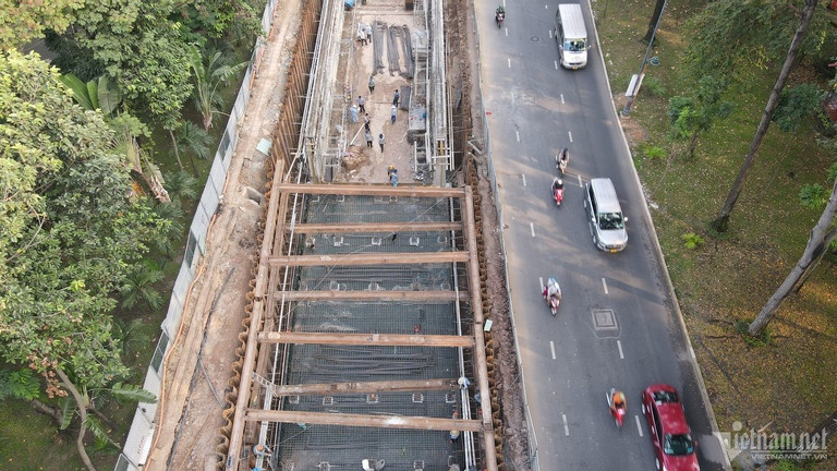 Phạm vi thi công công trình được rào chắn kỹ lưỡng bởi lớp vách tôn nên người đi đường gần như không nghe thấy tiếng động mặc dù công nhân vẫn miệt mài làm việc dưới hầm.