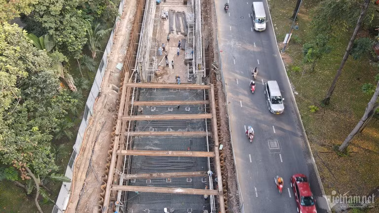 Phạm vi thi công công trình được rào chắn kỹ lưỡng bởi lớp vách tôn nên người đi đường gần như không nghe thấy tiếng động mặc dù công nhân vẫn miệt mài làm việc dưới hầm.