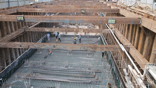 Hiện tại, kết cấu đà chống vách đã hoàn thiện. Công nhân đang hàn các lớp kết cấu thép tường vây.
