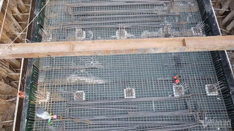 Phía nhà thầu cho biết, đang đẩy nhanh tiến độ, duy trì 2 mũi thi công liên hoàn. Sau khi phần hầm ngầm đã đào sâu hơn 10m, công nhân đang gia công sàn bê tông cốt thép.