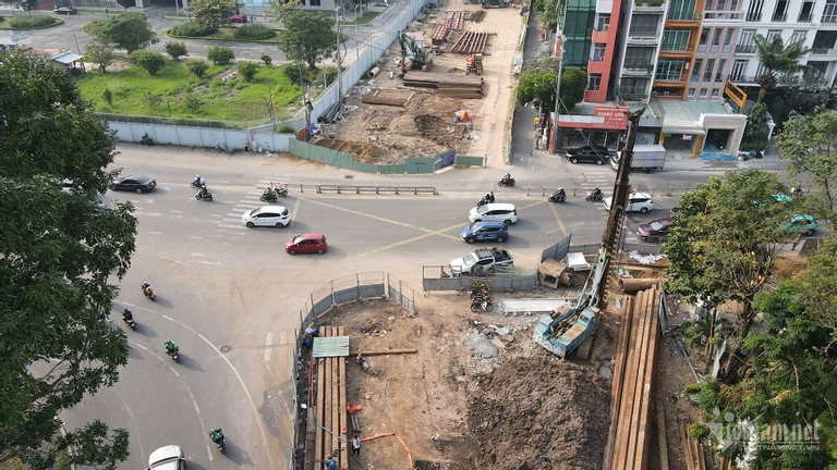 Theo Ban giao thông, hiện nay gói thầu số 9 với hạng mục hầm chui trên tuyến nối đường Trần Quốc Hoàn - Cộng Hòa đã chính thức thi công được 7 tháng và đạt 50% tổng khối lượng.