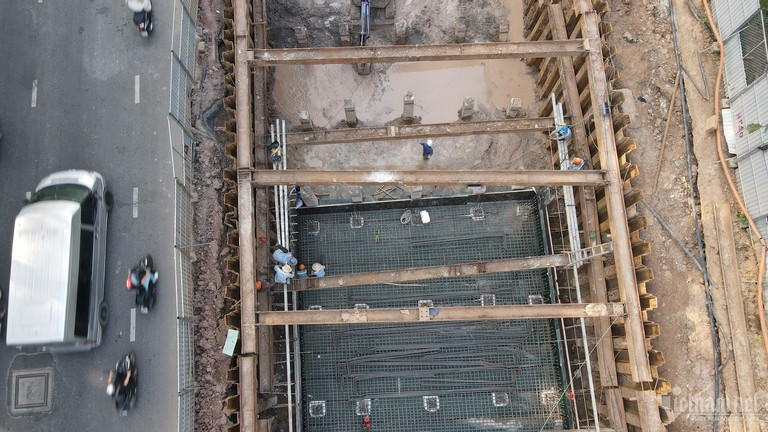 Hầm chui lọt thỏm giữa hai bên phần đất công viên Hoàng Văn Thụ. Tất cả vật tư, thiết bị gần như phải tập kết trọn vẹn trong thực địa thi công.