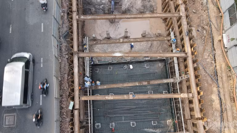 Hầm chui lọt thỏm giữa hai bên phần đất công viên Hoàng Văn Thụ. Tất cả vật tư, thiết bị gần như phải tập kết trọn vẹn trong thực địa thi công.