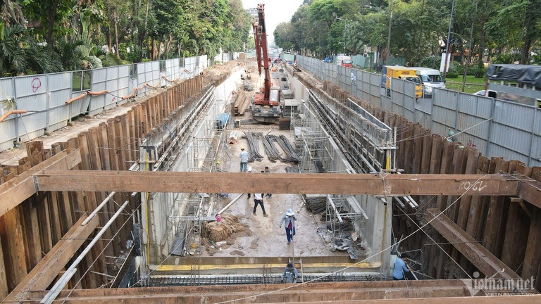 Hạng mục hầm chui thuộc gói thầu số 9 có trị giá hơn 200 tỷ đồng do Liên danh công ty cổ phần tập đoàn CK4 - Công ty TNHH Xây dựng Thành Phát - Công ty cổ phần công trình giao thông Sài Gòn làm nhà thầu thi công.