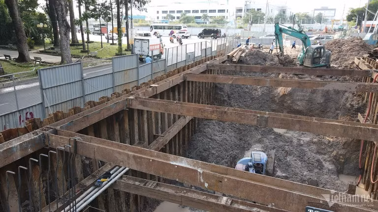 Hiện tại, đơn vị thi công đã đào âm xuống lòng đất hơn 10m để thi công hầm chui Trần Quốc Hoàn - Phan Thúc Duyện.