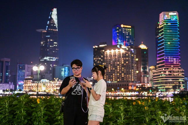 Một trong những điểm nhấn của công viên bờ sông Sài Gòn phía bờ Thủ Thiêm là cánh đồng hoa hướng dương. Từ nay nơi đây được ví là "chiếc view triệu đô" như thu vào tầm mắt cả khung cảnh thành phố trong ánh điện rực rỡ sắc màu, lung linh.