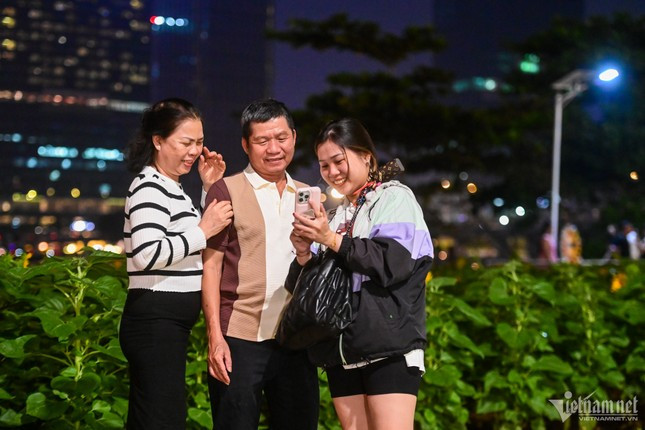 Nhiều người dân tới vui chơi, dạo mát và check-in ở cánh đồng hoa hướng dương giữa trung tâm thành phố.