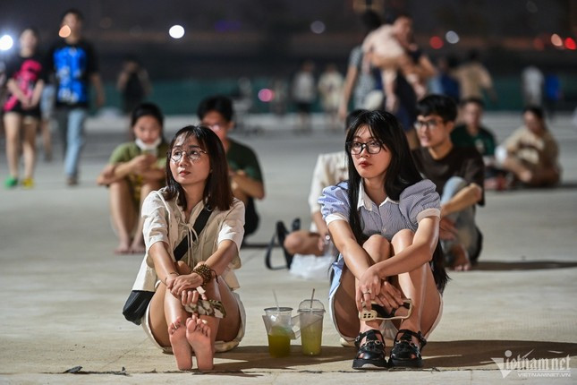 Giống như Quỳnh và Ngân, nhiều bạn trẻ ở lại thành phố với mong muốn trải nghiệm không khí sôi động đón chào năm mới. "Quê em ở Nha Trang, mọi năm em hay về quê dịp lễ nhưng năm nay ở lại, chờ đến kỳ nghỉ Tết Nguyên đán mới về. Ba ngày tới em sẽ dành thời gian đi dạo, ngắm vẻ đẹp yên bình ở thành phố", Ngọc Lan vui vẻ nói.