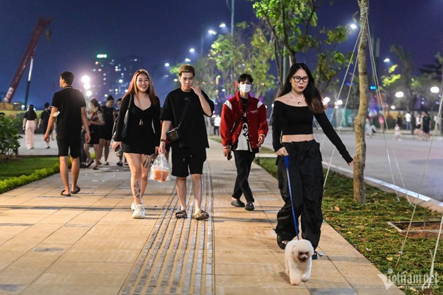 Theo các video được chia sẻ trên mạng xã hội, nhiều bạn trẻ tỏ ra bất ngờ bởi diện tích rộng, không gian thoáng mát, còn khung cảnh thì khá độc đáo. "Đây sẽ là một điểm đến thú vị cho mọi người vào dịp lễ, Tết tới. Tuy nhiên mình nghĩ nên đến vào buổi tối bởi ban ngày sẽ khá nóng", một bạn nữ chia sẻ.