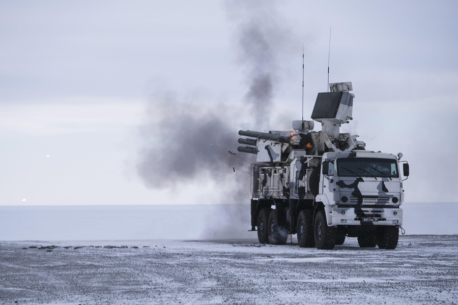 Các hệ thống vũ khí triển khai tại đây được sửa đổi để thích nghi và hoạt động tốt trong môi trường có nhiệt độ -50 độ C. Nga cũng đang xem xét một phiên bản đặc biệt của hệ thống phòng không tầm xa S-400 có thể hoạt động ở Bắc Cực. Theo RT, CGTN.