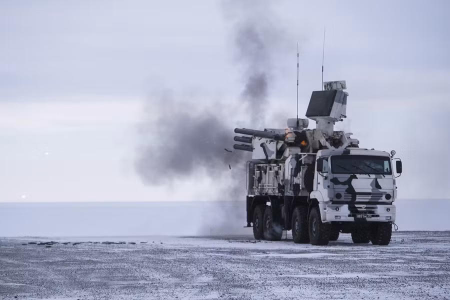 Các hệ thống vũ khí triển khai tại đây được sửa đổi để thích nghi và hoạt động tốt trong môi trường có nhiệt độ -50 độ C. Nga cũng đang xem xét một phiên bản đặc biệt của hệ thống phòng không tầm xa S-400 có thể hoạt động ở Bắc Cực. Theo RT, CGTN.