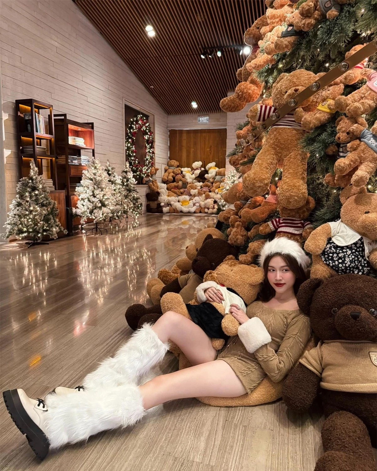 MC chân dài 1,1m cùng dàn sao Việt tưng bừng đón Giáng sinh ảnh 2