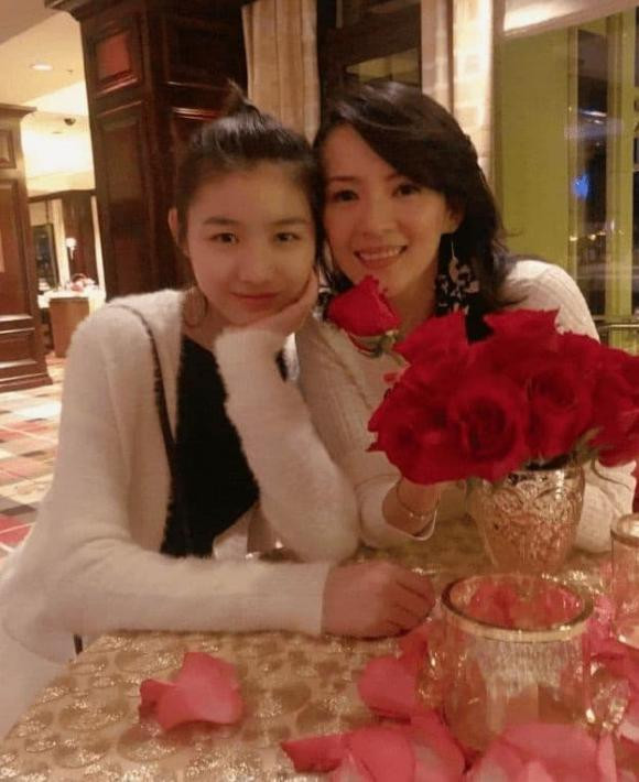 Con gái riêng của chồng cũ Chương Tử Di thay đổi đến chóng mặt - Hình 9 Con gai rieng cua chong cu Chuong Tu Di thay doi den chong mat-Hinh-9