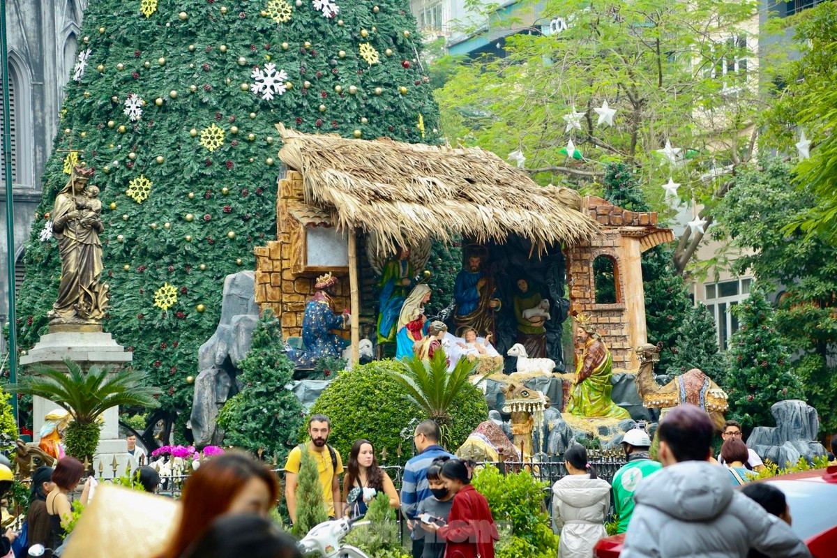 Khung canh Giang sinh som lung linh o Nha tho Lon-Hinh-7