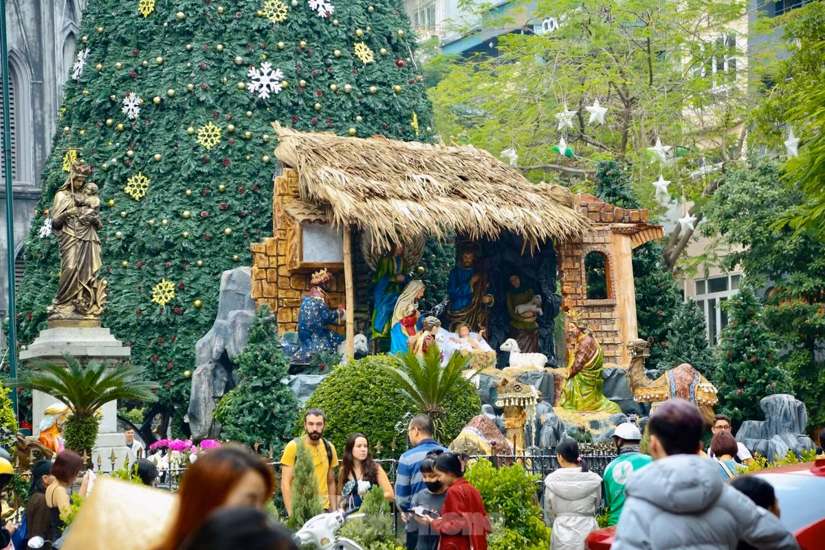 Khung canh Giang sinh som lung linh o Nha tho Lon-Hinh-7