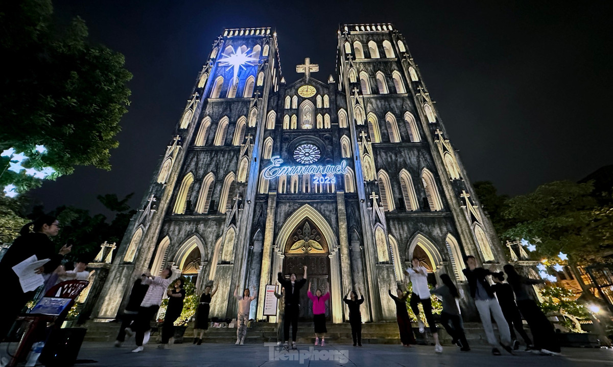 Khung canh Giang sinh som lung linh o Nha tho Lon-Hinh-2