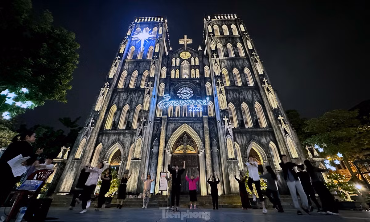 Khung canh Giang sinh som lung linh o Nha tho Lon-Hinh-2