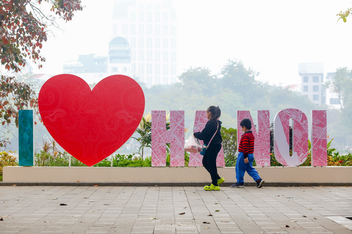 Ghi nhận của phóng viên, xung quanh hồ Hoàn Kiếm, và các vườn hoa đều được "thay áo mới" rực rỡ với thảm hoa đa dạng đón chào năm mới 2024.