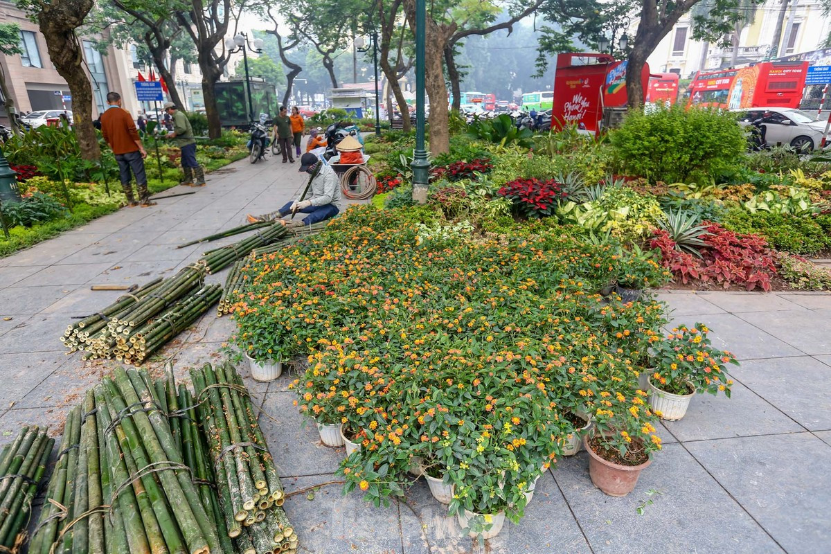 br/> Một số khu vực đang được công nhân gấp rút hoàn thành.