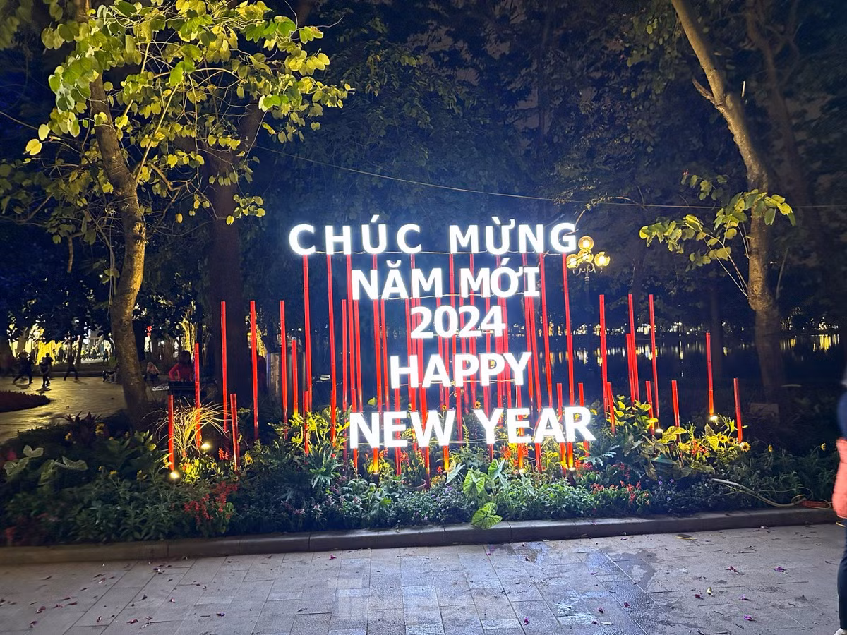 br/> Mô hình đón năm mới được chiếu đèn bên vỉa hè hồ Hoàn Kiếm.