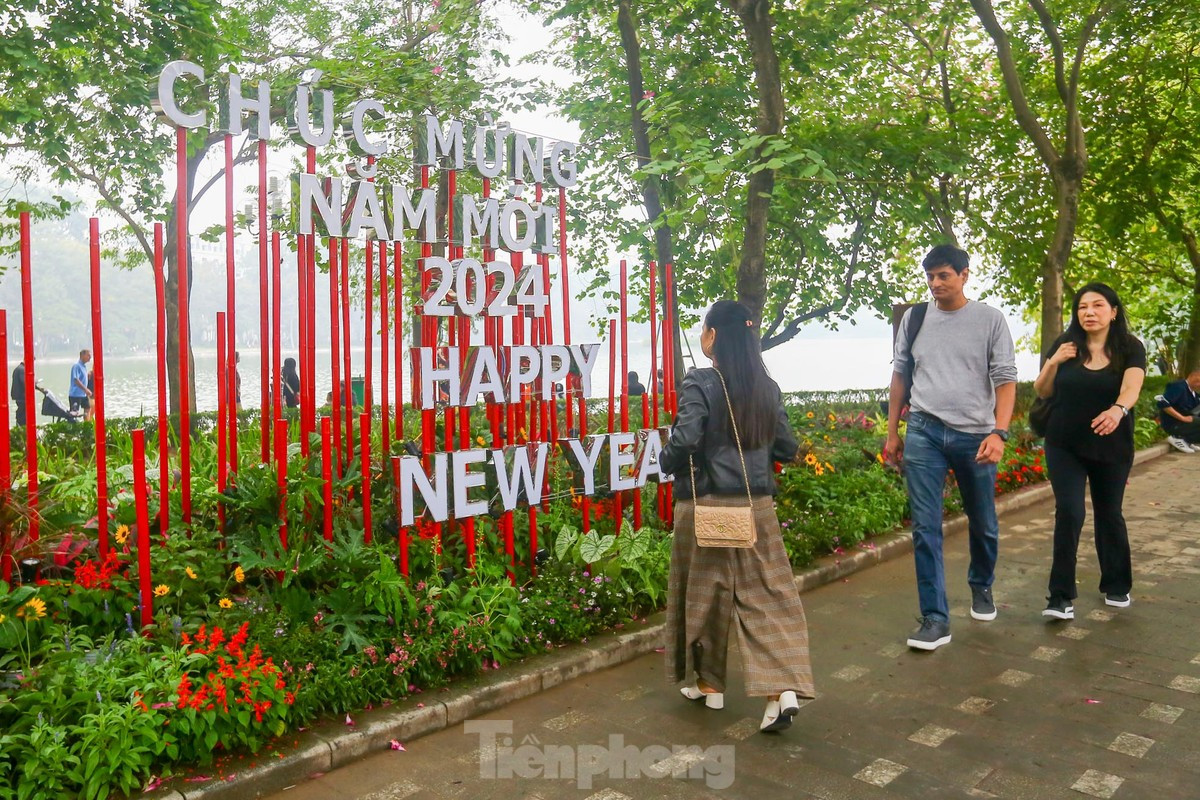 br/> Ngoài ra quận Hoàn Kiếm bố trí mô hình chào mừng năm mới tại khu vực tháp Hòa Phong, thu hút hàng trăm lượt người dân, du khách đến chụp ảnh.