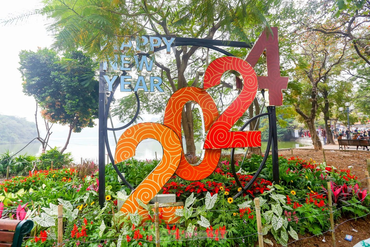 br/> Bên cạnh đó, mô hình chào mừng năm mới 2024 được đặt tại khu vực Quảng trường Đông Kinh Nghĩa Thục thu hút người xem.