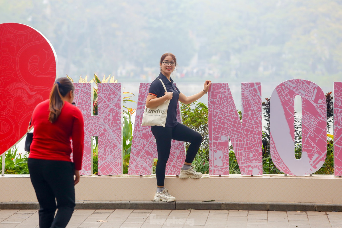 Khu vực vỉa hè phố Lê Thái Tổ được trang trí mô hình chào năm mới hút người dân, du khách đến chụp ảnh, check-in.