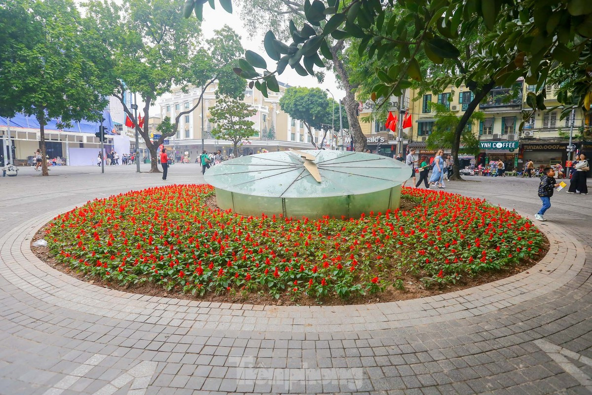 br/> Khu vực đồng hồ Thụy Sĩ được cải tạo rực rỡ với sắc đỏ.