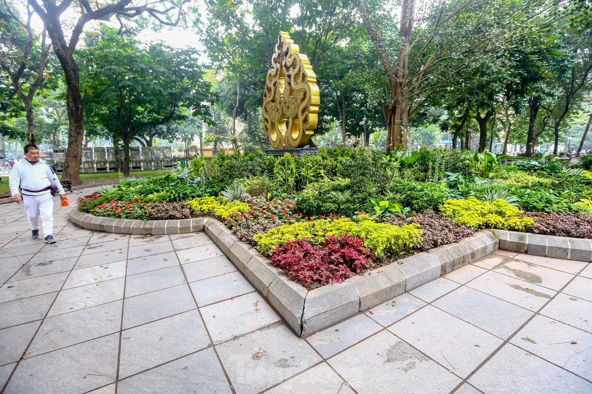 br/> Bên cạnh trang trí mô hình chào năm mới, quận Hoàn Kiếm còn chỉnh trang, thay cây hoa tại các vườn hoa trên địa bàn Thủ đô.