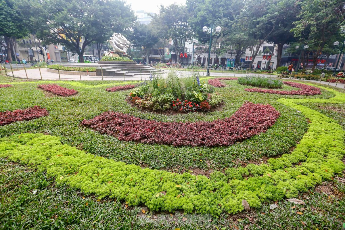 br/> Khu vực cỏ và hoa được chỉnh trang gọn gàng, đậm nét.