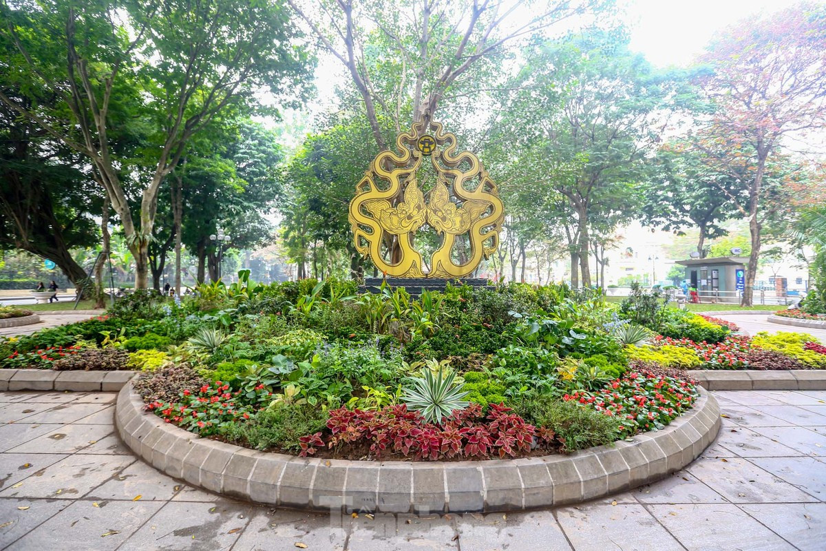 br/> Vườn hoa Lý Thái Tổ được chỉnh trang toàn bộ các khu vực bồn hoa trở nên rực rỡ để đón chào năm mới 2024.