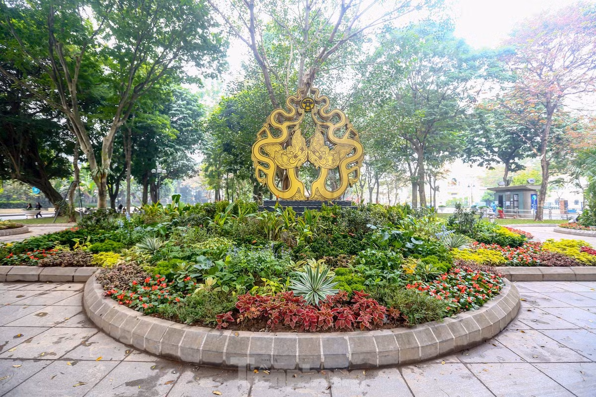 br/> Vườn hoa Lý Thái Tổ được chỉnh trang toàn bộ các khu vực bồn hoa trở nên rực rỡ để đón chào năm mới 2024.