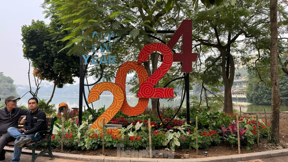 Mô hình được đặt trong vườn hoa rực rỡ.