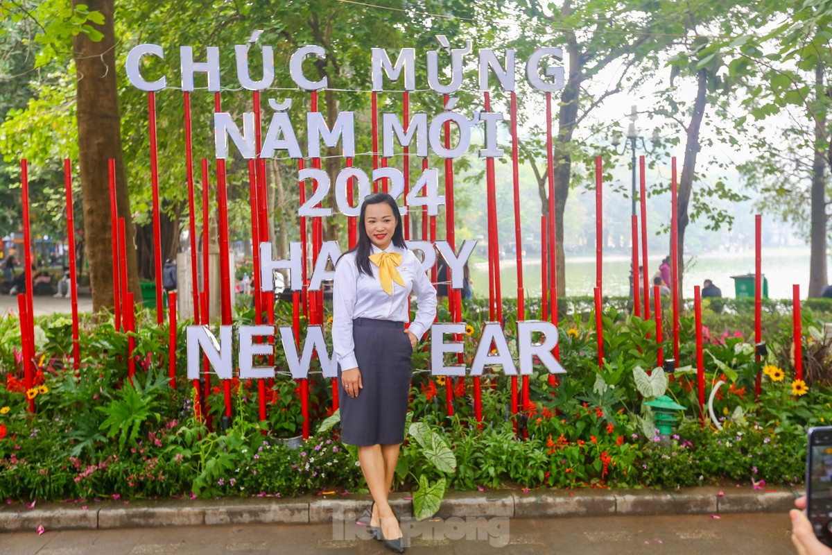 br/> Du khách và người dân đến đây đều muốn có bức ảnh tươi tắn đón năm mới bên hồ Hoàn Kiếm.