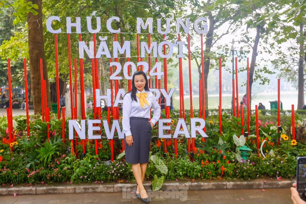 br/> Du khách và người dân đến đây đều muốn có bức ảnh tươi tắn đón năm mới bên hồ Hoàn Kiếm.