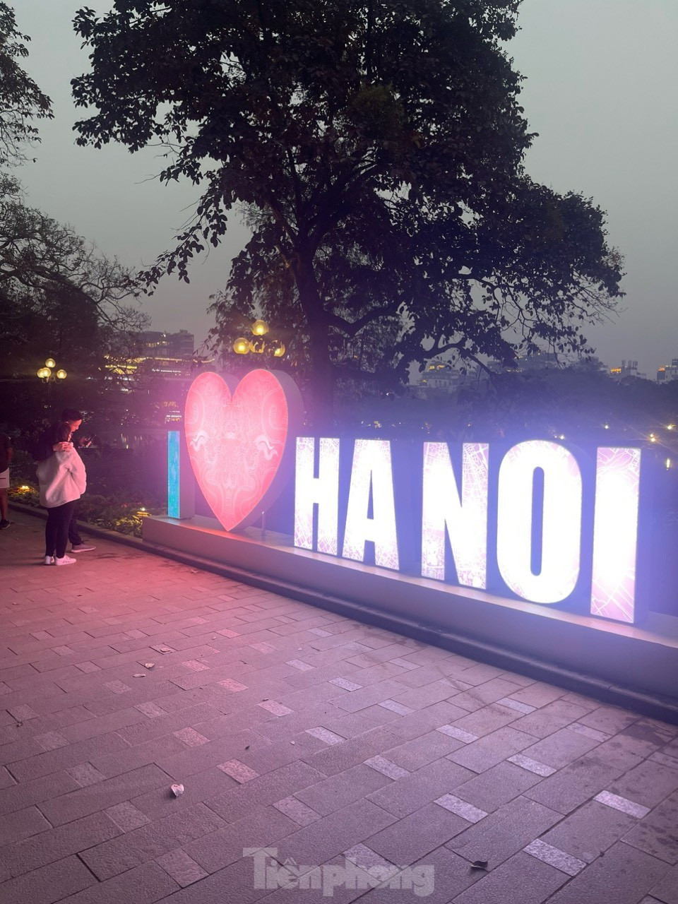 Nhiều người dân, du khách đến check-in với mô hình chào năm mới độc đáo này vào buổi chiều tối.