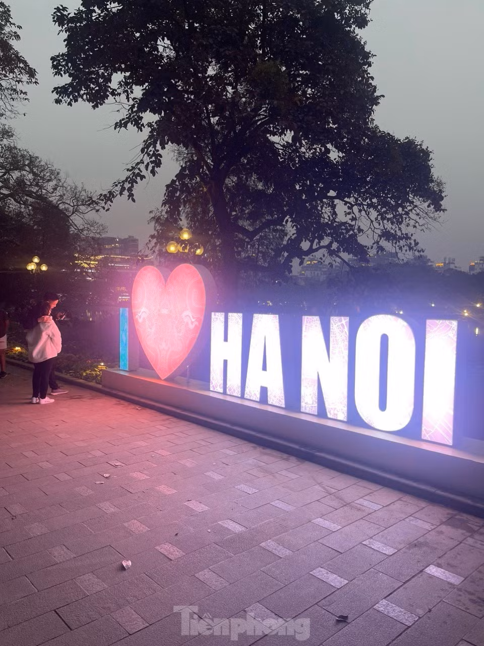 Nhiều người dân, du khách đến check-in với mô hình chào năm mới độc đáo này vào buổi chiều tối.