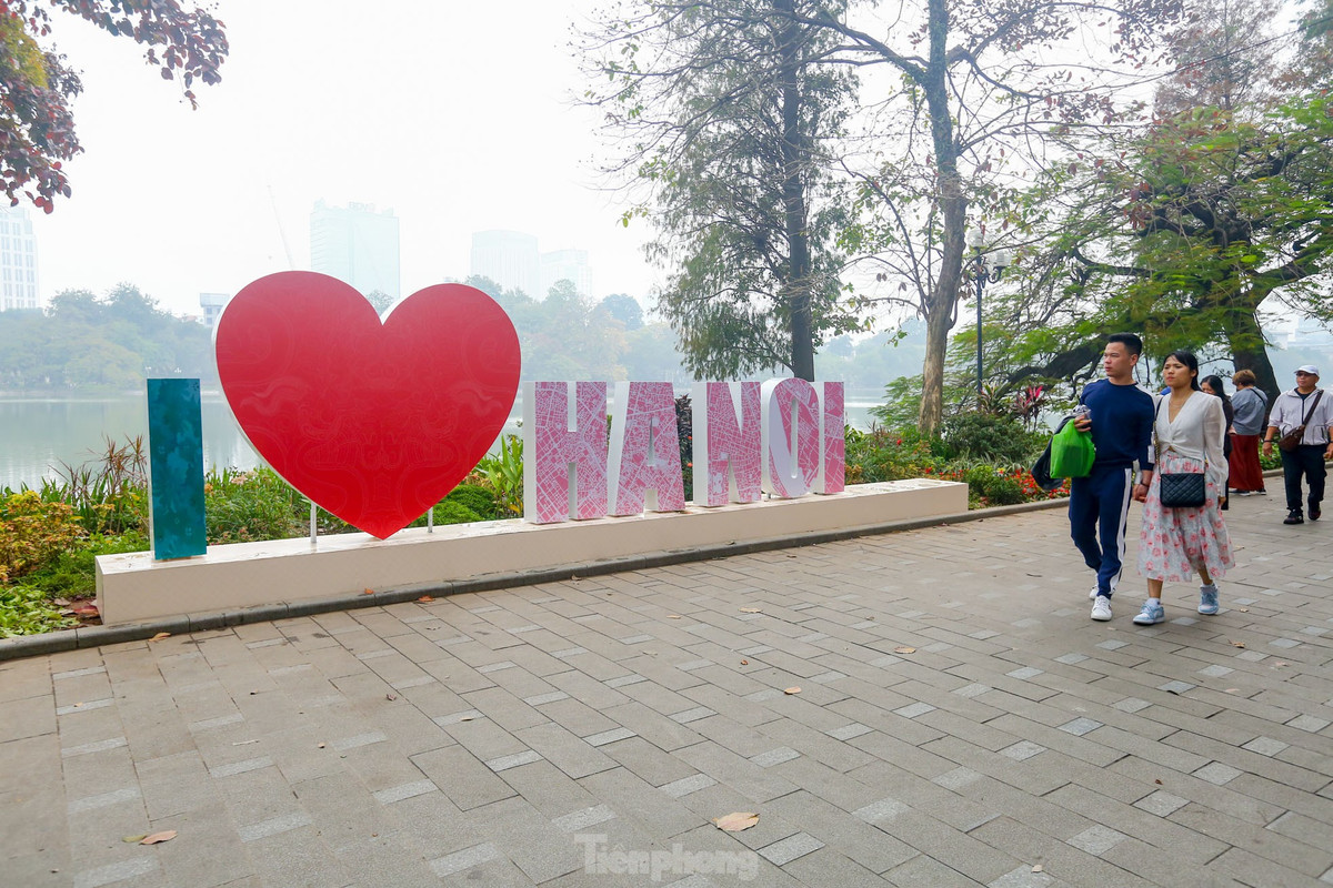 Để chào mừng năm mới 2024, quận Hoàn Kiếm đã thực hiện phương án chỉnh trang, các vườn hoa trên địa bàn, cùng với đó là 3 mô hình chào năm mới xung quanh hồ Hoàn Kiếm (quận Hoàn Kiếm, Hà Nội).