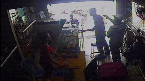 Hình ảnh tên cướp ghí súng vào đầu người khách được camera cửa hàng An Huy ghi lại