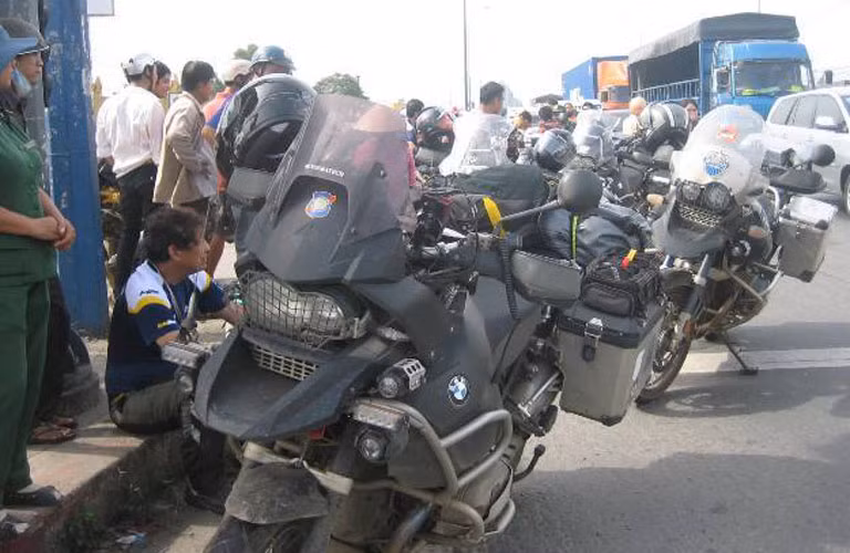 10 môtô của đoàn du lịch Caravan Thái Lan lưu thông vào đường cấm trên XLHN (TP HCM) bị CSGT bắt giữ