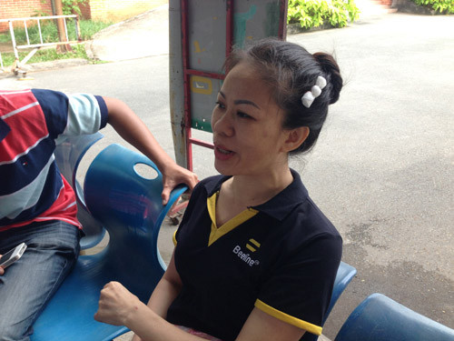 Chị Lê Thị Kim Dung với vết thương trên đầu đang kể lại vụ việc.