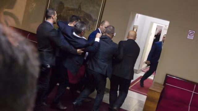 Bat dong quan diem, cac nghi si lao vao danh nhau ngay trong phien hop quoc hoi