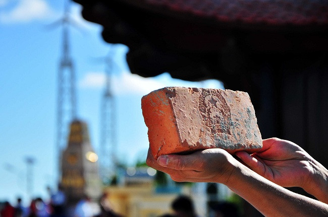 Mỗi viên gạch được sử dụng để xây dựng ở Trường Sa đều được in quốc huy - khẳng định chủ quyền của Việt Nam tại khu vực này. Nguồn ảnh: Pinterest.