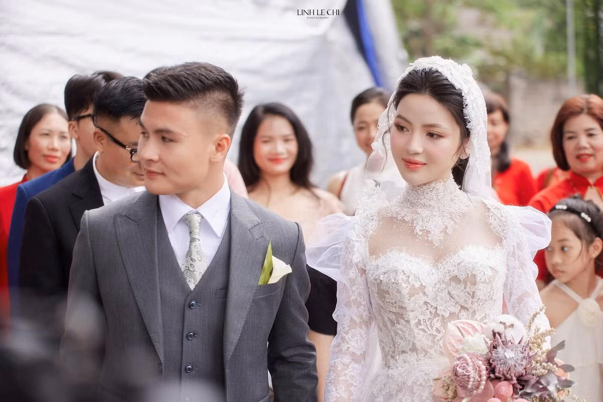 Ngày 28/3, đám cưới Quang Hải - Chu Thanh Huyền diễn ra tại tư gia hai bên ở Đông Anh và Sơn Tây. Trong lễ rước dâu, Chu Thanh Huyền chọn thiết kế của NTK Trà Linh. Ảnh: Lê Chí Linh.