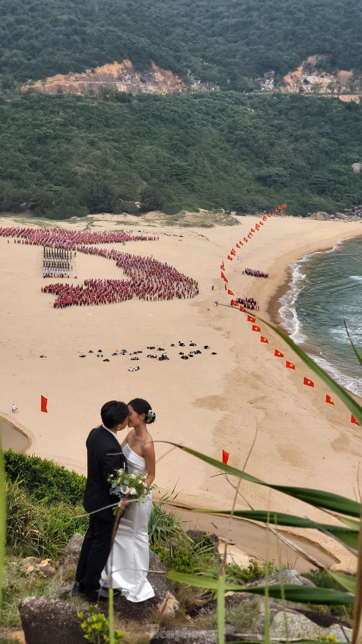 Doc dao Bo anh cuoi ben Le Thuong co Tien Phong Marathon 2024-Hinh-3