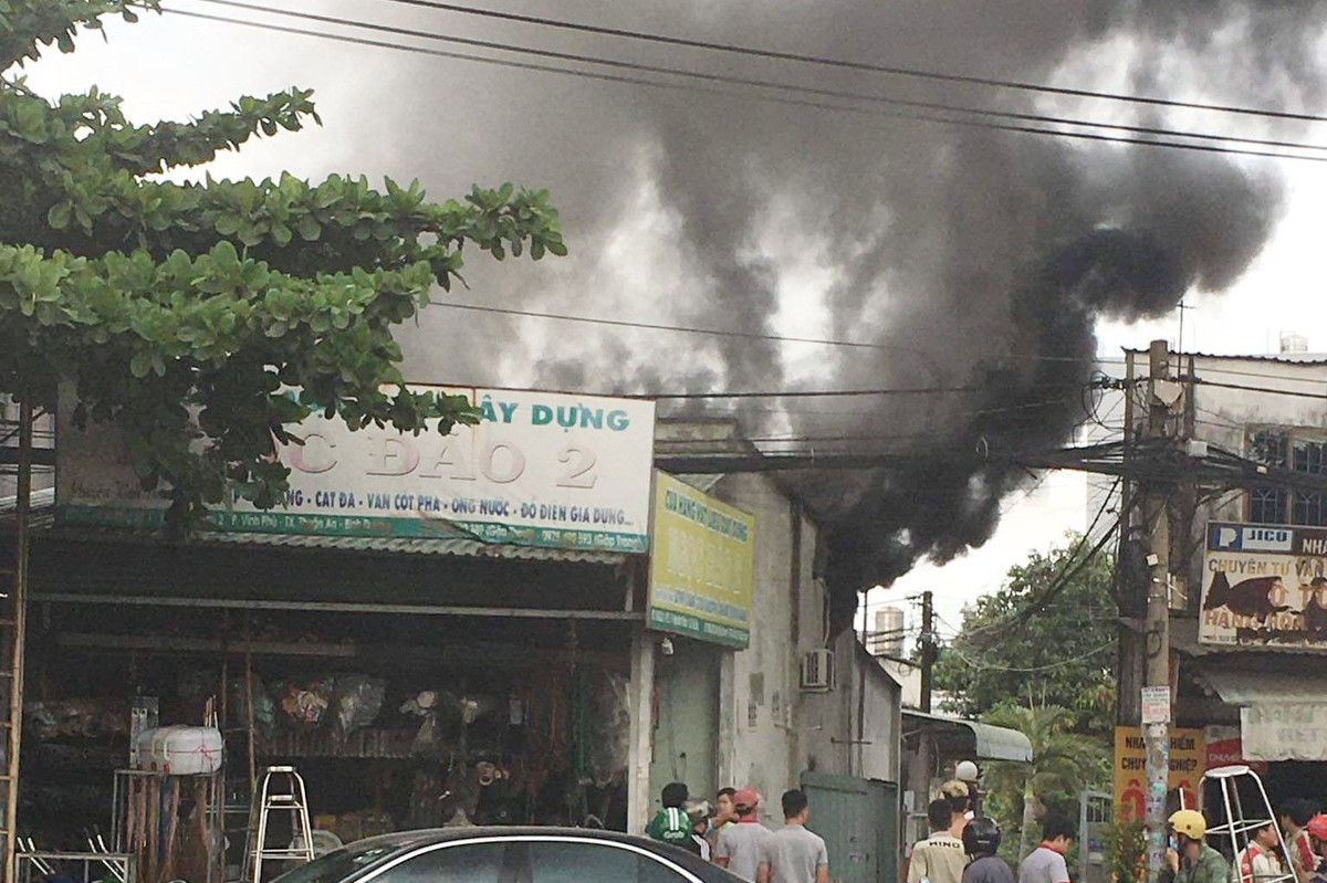 TP HCM: Cháy lớn trên Quốc lộ 13, người dân ôm đồ tháo chạy TP HCM: Chay lon tren Quoc lo 13, nguoi dan om do thao chay